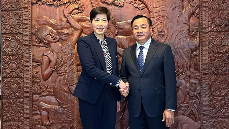 何珮珊拜訪老撾海關(guān)關(guān)長(zhǎng) 就打擊走私活動(dòng)情報(bào)互換等加強(qiáng)協(xié)作