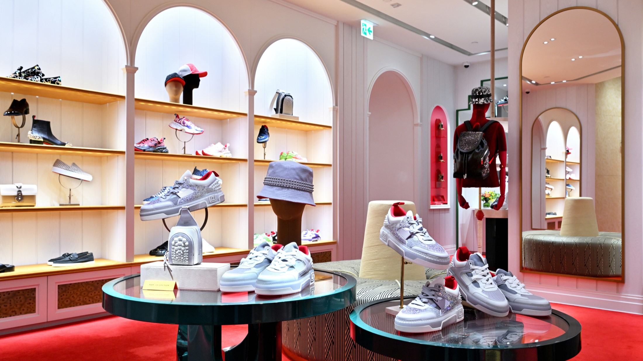 【時尚】秋冬女裝鞋履 不同物料設計呈現(xiàn)美洲風情