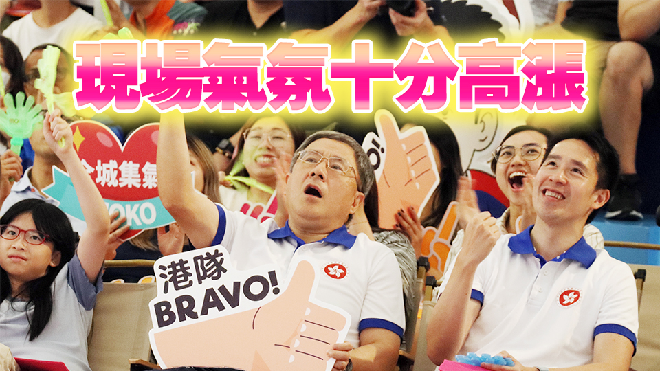 卓永興落區(qū)與市民一起看直播 為國家隊及港隊乒乓球員打氣