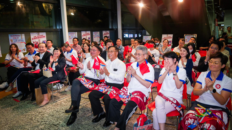 陳國基與崔建春到體育館 與民同看奧運(yùn)乒乓球直播