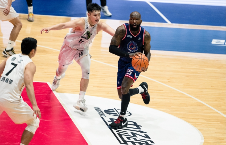 瓊斯交出全隊(duì)最高32分 香港金牛主場反勝江西贛馳