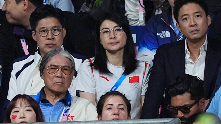 巴黎奧運｜郭晶晶霍啟剛一家現(xiàn)場觀看乒乓球混雙銅牌賽