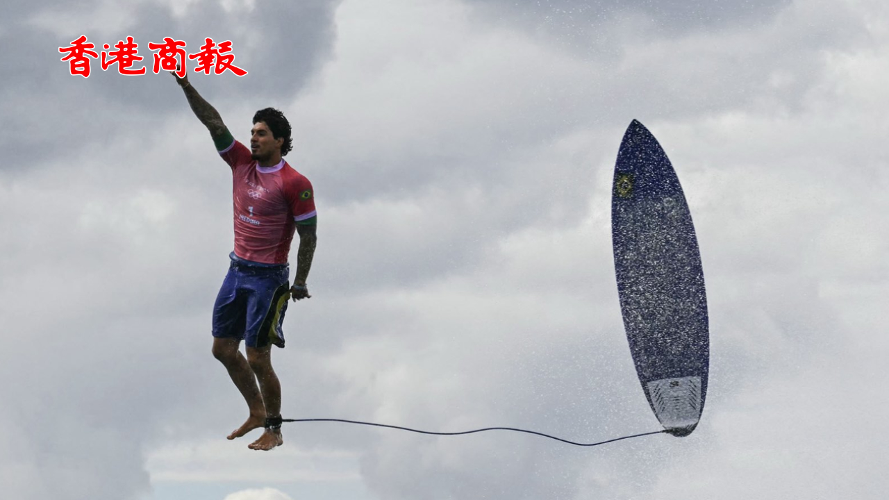 有片丨奧運(yùn)世界名畫 巴西選手與沖浪板在海上「懸?！? title=