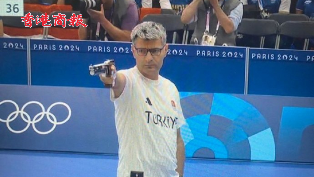 有片丨鬆弛感拉滿！51歲「土耳其大叔」只戴普通眼鏡 單手插兜 斬獲奧運(yùn)射擊銀牌