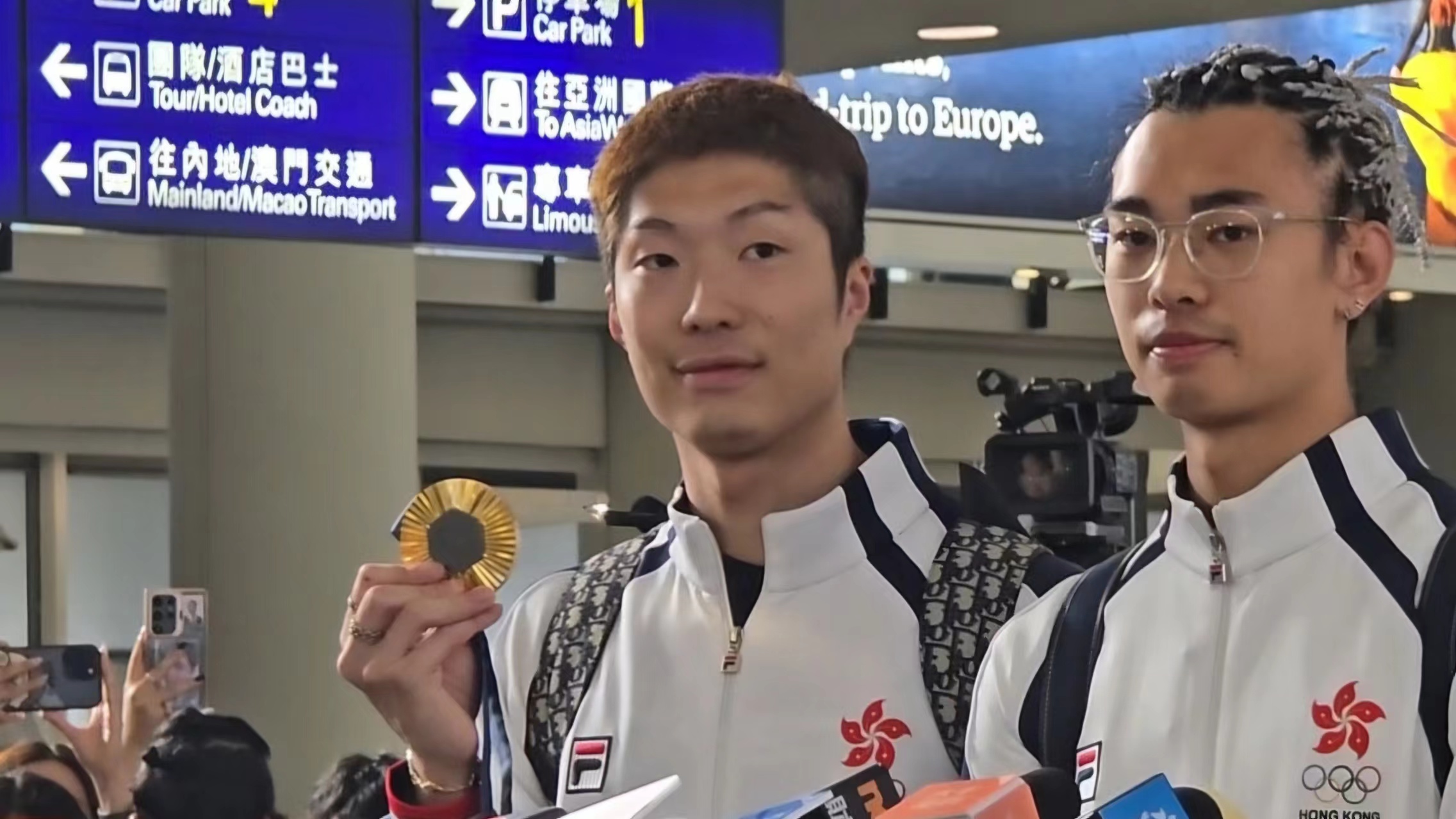 現(xiàn)場(chǎng)直擊｜劍神凱旋 奧運(yùn)金牌得主張家朗抵港