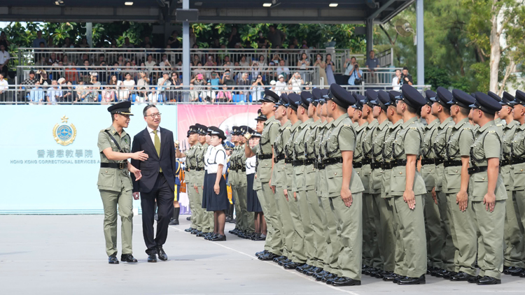 林定國主持懲教署結(jié)業(yè)會操 指懲教署肩負維護國安重大使命