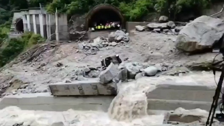 山洪泥石流致四川康定2人遇難12人失聯(lián)