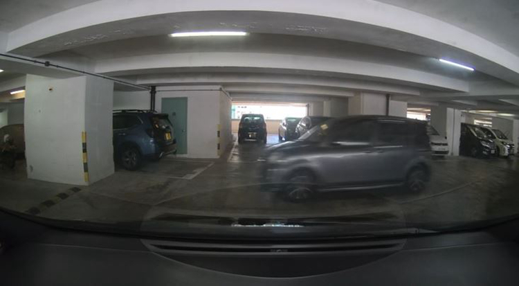 筲箕灣東濤苑私家車疑高速行駛失控 撞向停車場(chǎng)石屎柱 2人受傷