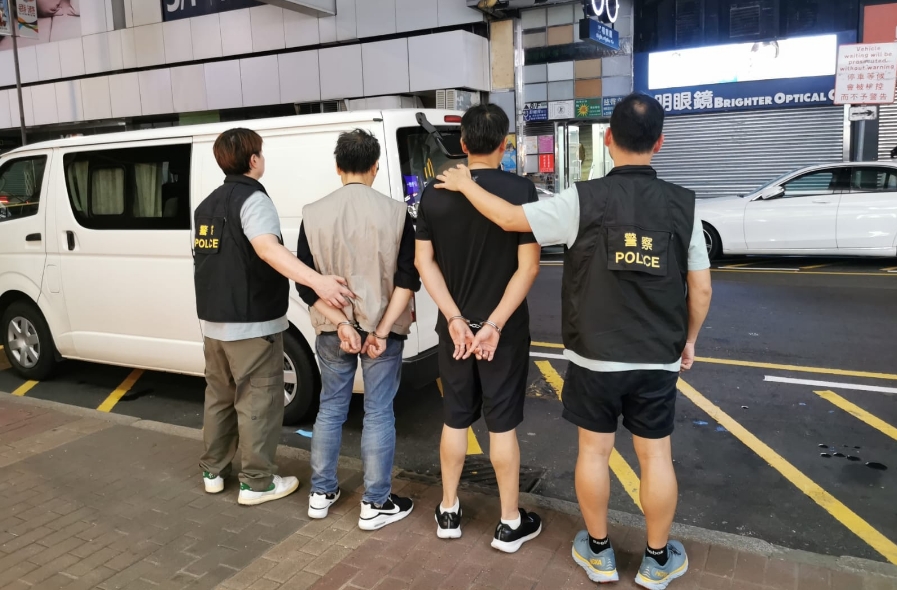 警方旺角搗兩賭檔 拘18人檢賭具及現(xiàn)金