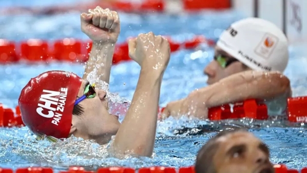 創(chuàng)造歷史！潘展樂(lè)驚天逆轉(zhuǎn) 中國(guó)隊(duì)男子混接奪冠