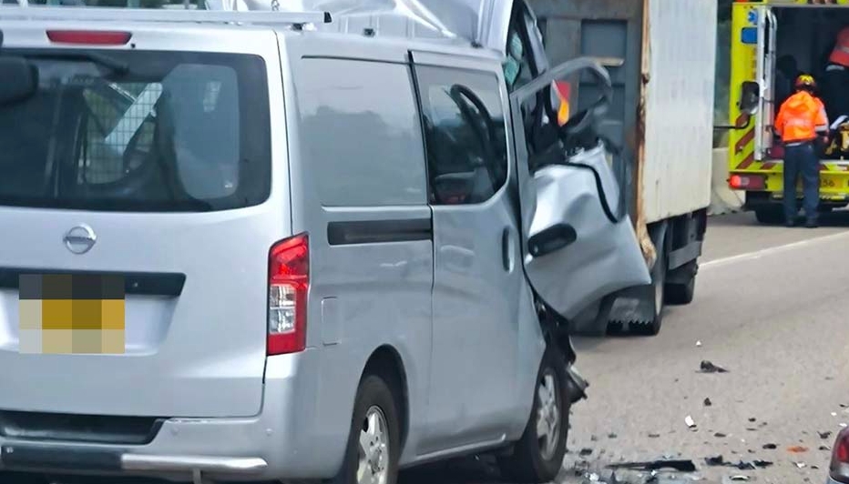 吐露港公路兩車相撞 車頭損毀司機昏迷送院