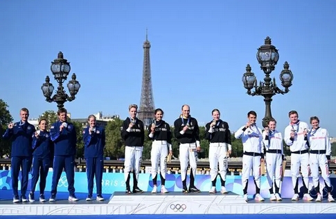 巴黎奧運(yùn) | 一秒險(xiǎn)勝！德國(guó)隊(duì)問鼎鐵人三項(xiàng)混合接力賽 