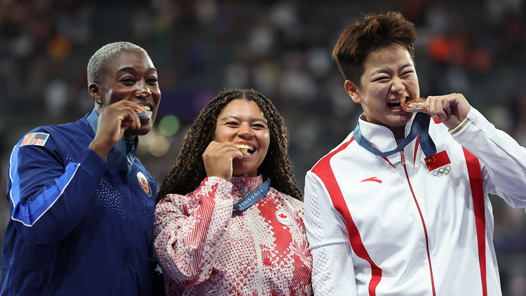 巴黎奧運(yùn)｜田徑女子鏈球：「00後」小將趙傑摘銅