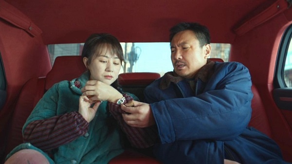 有片 ︳【送戲飛】父母裝窮扮貧養(yǎng)兒 《抓娃娃》荒誕爆笑