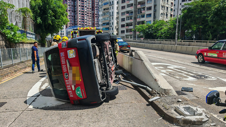 何文田公主道的士疑失控撞壆翻側(cè) 司機輕傷送院