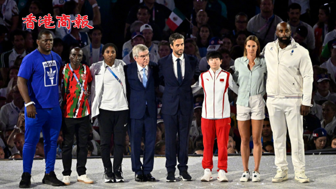 有片丨巴黎奧運(yùn)會(huì)閉幕 孫穎莎與各大洲運(yùn)動(dòng)員一同熄滅聖火