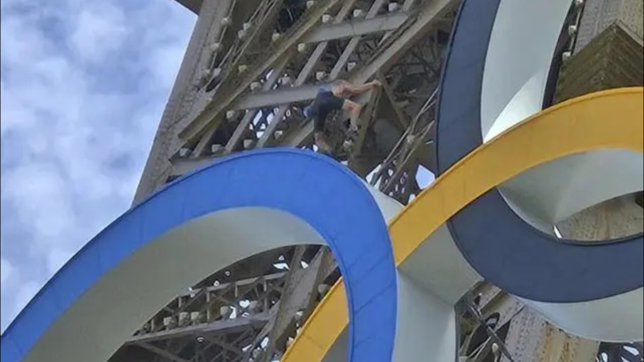 有片丨巴黎奧運(yùn)會閉幕前夕 一男子攀爬艾菲爾鐵塔被捕