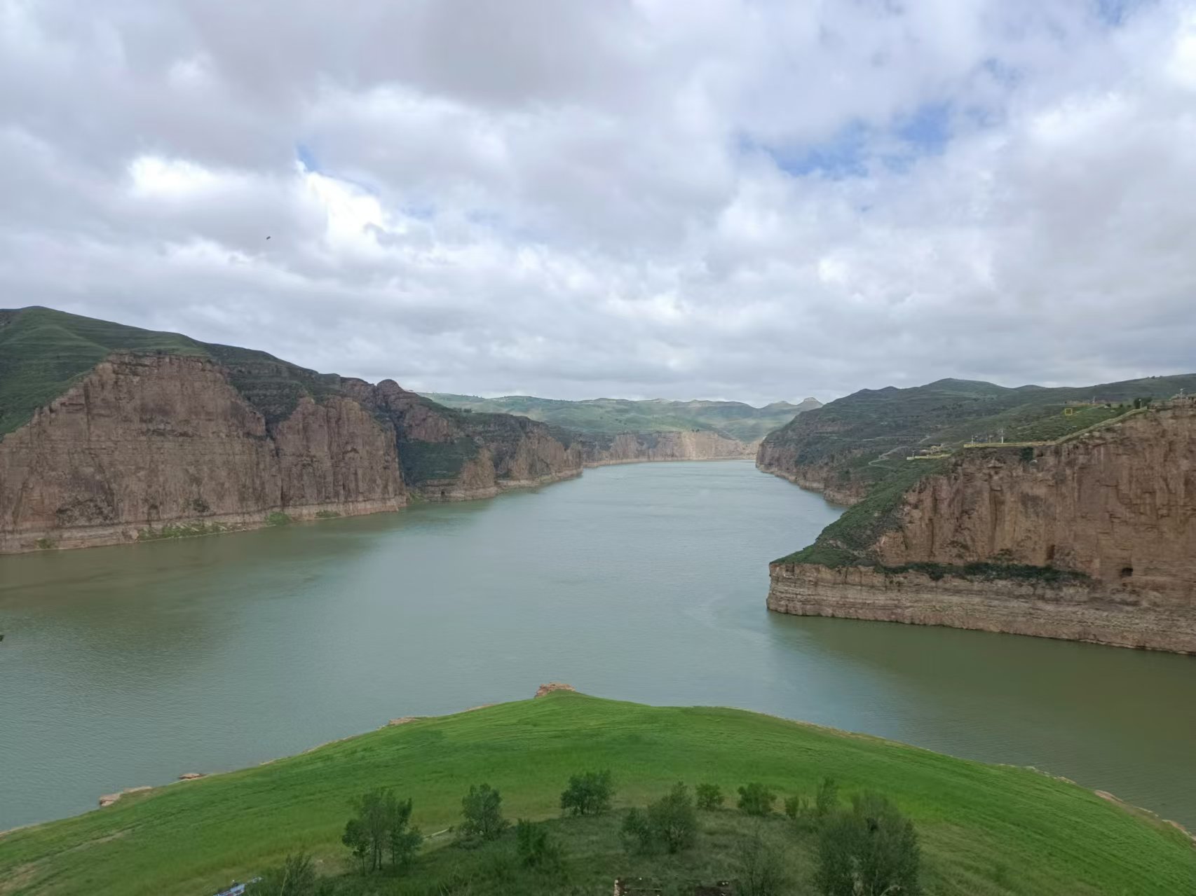 第九屆著名作家看山西忻州行採(cǎi)風(fēng)活動(dòng)走進(jìn)黃河入晉第一縣偏關(guān)縣