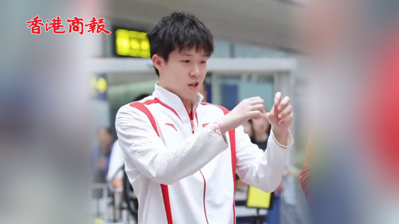 有片丨王楚欽機(jī)場談被踩壞的球拍：最多復(fù)原留念 「球拍斷成一個C了」