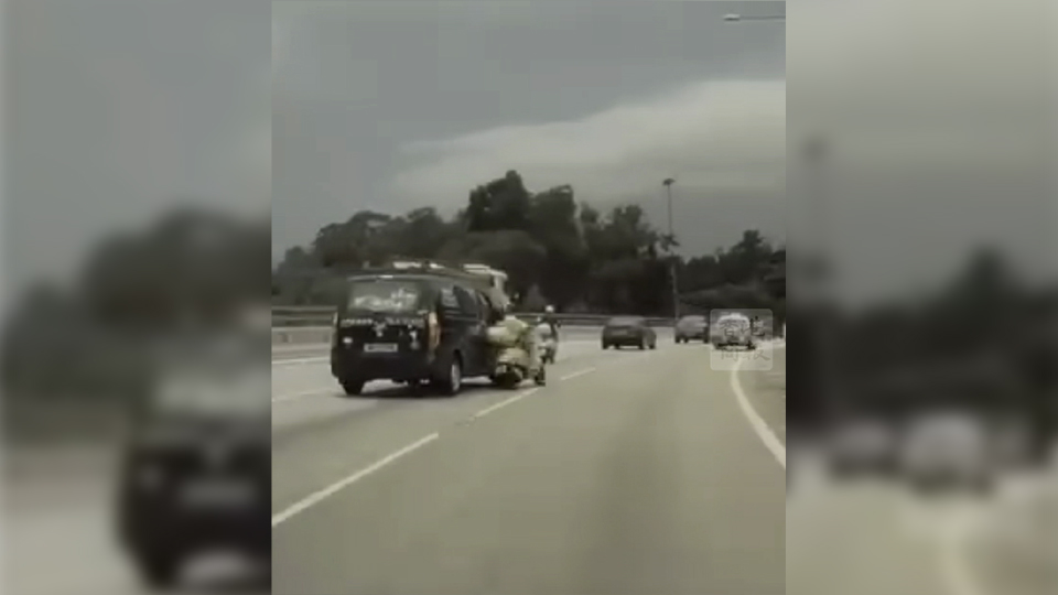 有片｜屯門(mén)公路客貨車(chē)切線撞上電單車(chē) 女鐵騎倒地連滾2圈