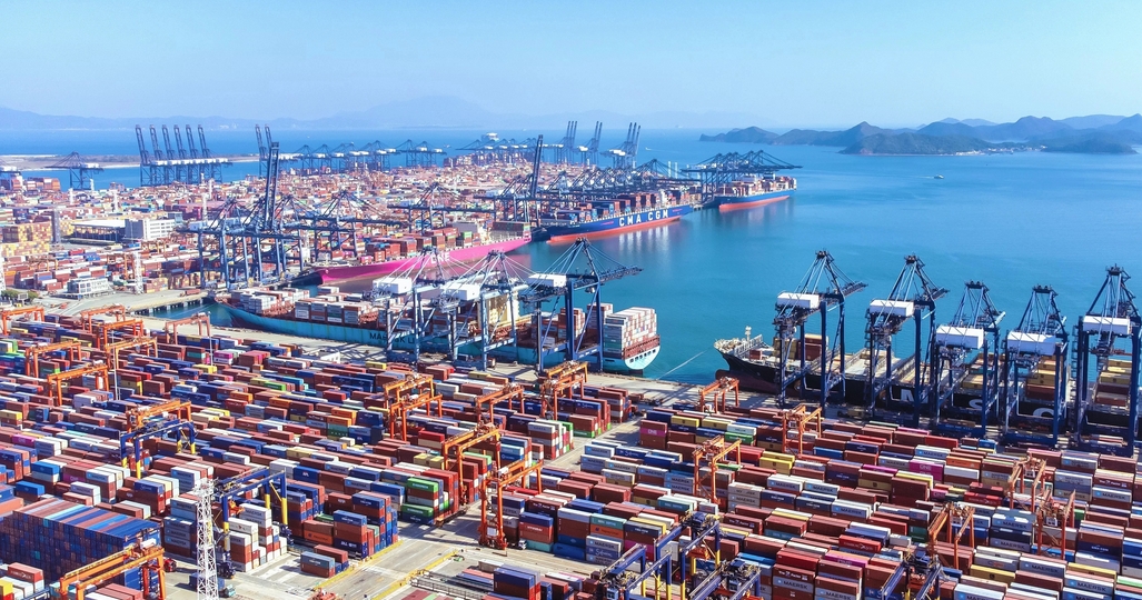 深圳進(jìn)出口再創(chuàng)新高 前7個(gè)月增長(zhǎng)近三成，在同期內(nèi)地城市中排名首位