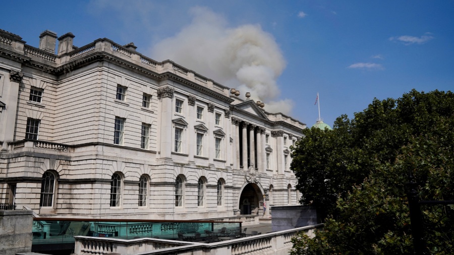 英國倫敦地標(biāo)建築薩默塞特宮發(fā)生火災(zāi)