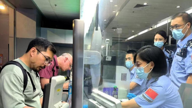 廣州南沙口岸迎來首批144小時(shí)過境免簽外國(guó)旅客