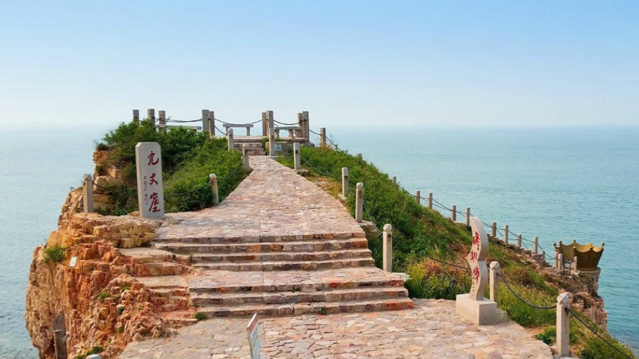 檢票員持刀沖向遊客 景區(qū)：已開除