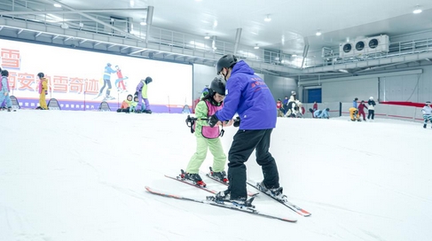 多地現(xiàn)冰雪消費(fèi)「反季熱」，「冷經(jīng)濟(jì)」如何釋放「熱效應(yīng)」？