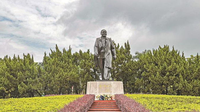 【來(lái)論】深情緬懷鄧小平 譜寫香港改革新篇