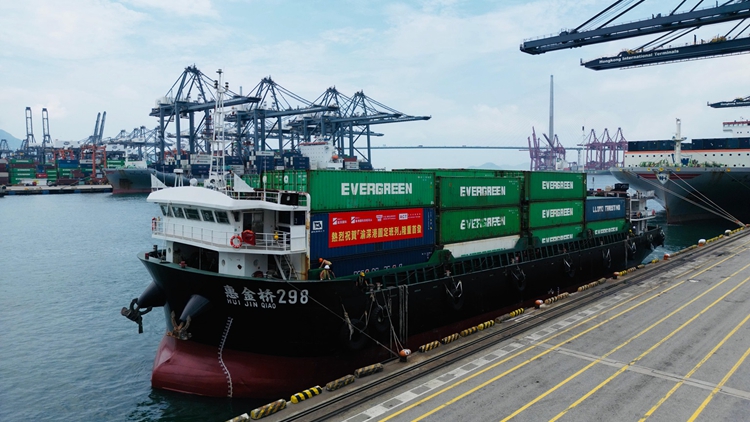 「渝深港固定班列」首批貨物抵達(dá)香港國際貨櫃碼頭