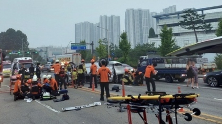 韓國京畿道兩車相撞致5死9傷 當?shù)叵婪Q3人是中國籍
