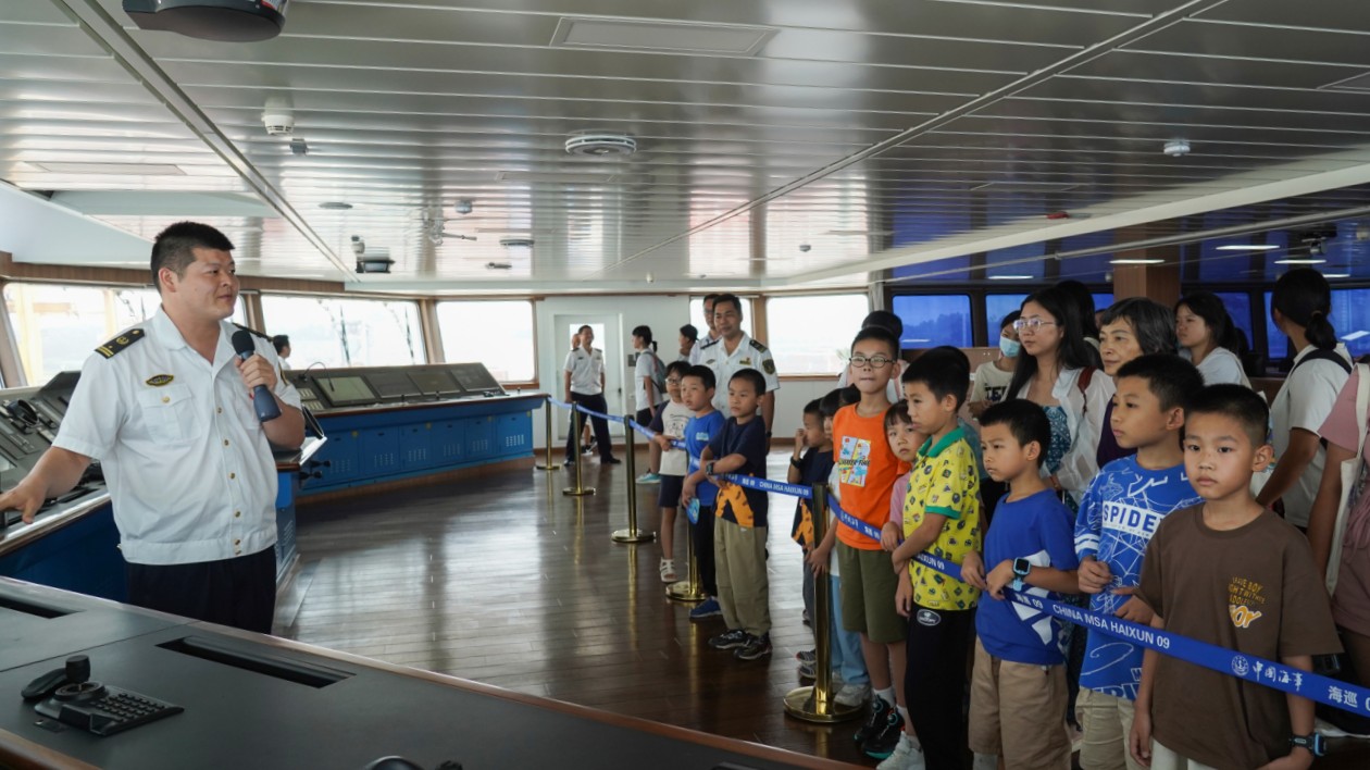 有片∣我國最大公務(wù)執(zhí)法船「海巡09」在惠州對(duì)市民開放