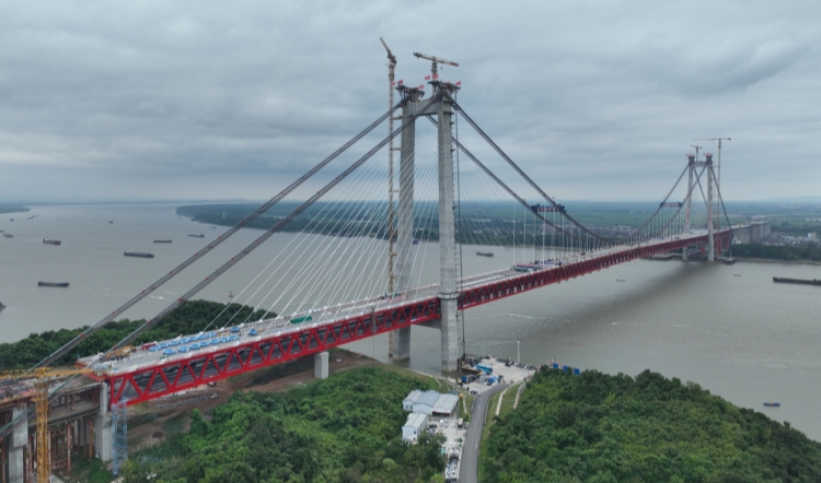 世界首座雙層斜拉—懸索協(xié)作體系大橋主橋在安徽省合龍