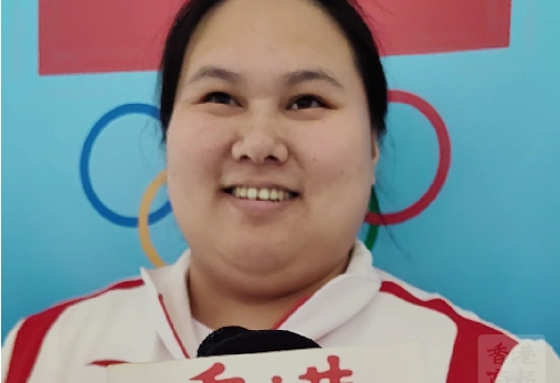 有片丨李雯雯帶神秘禮物訪港 寄語學(xué)生好好學(xué)習