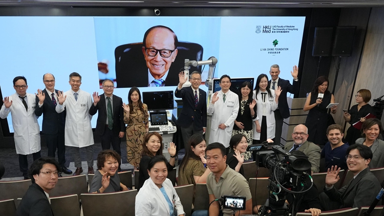 有片｜96歲李嘉誠(chéng)罕見視頻露面 精神抖擻 再現(xiàn)招牌式揮手