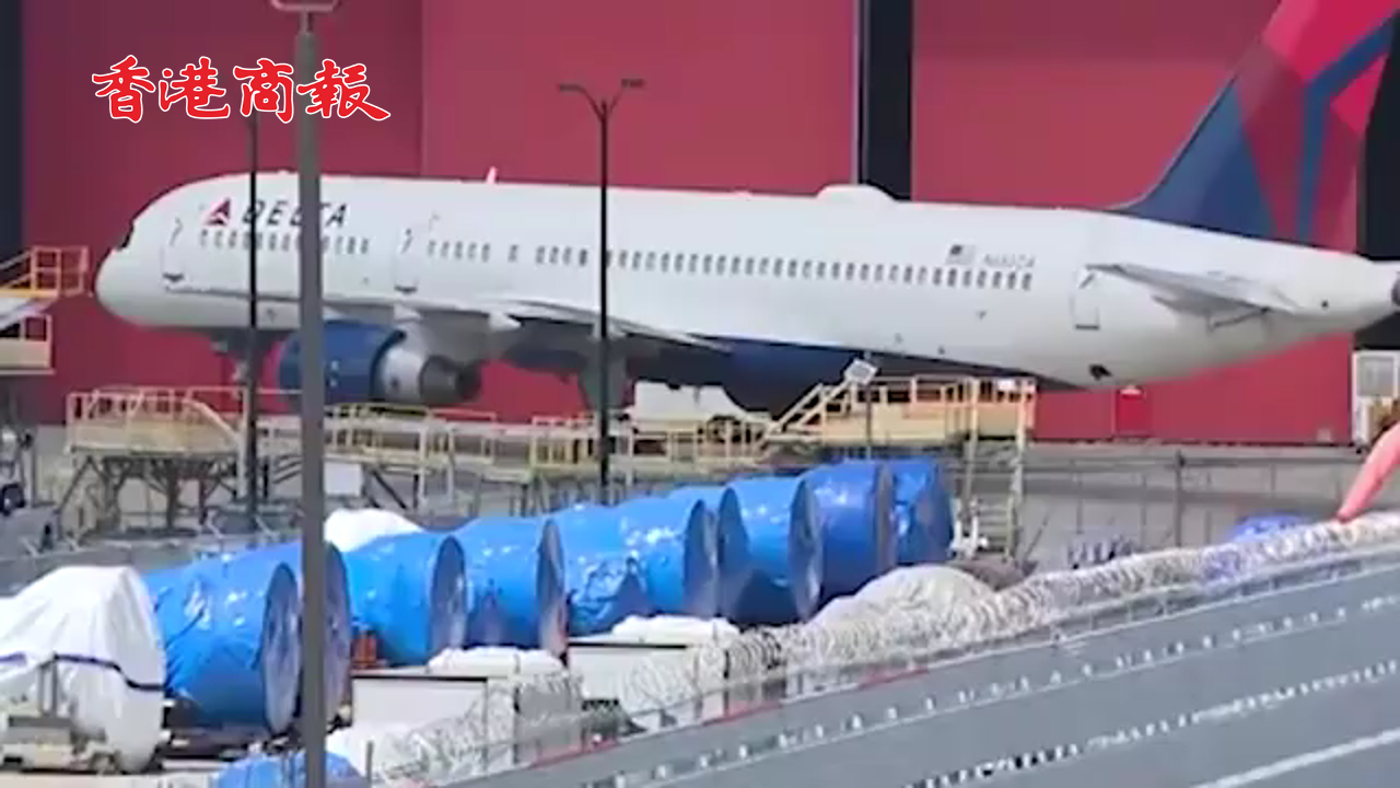 有片丨美國(guó)一波音客機(jī)維修時(shí)爆胎 致2死1傷