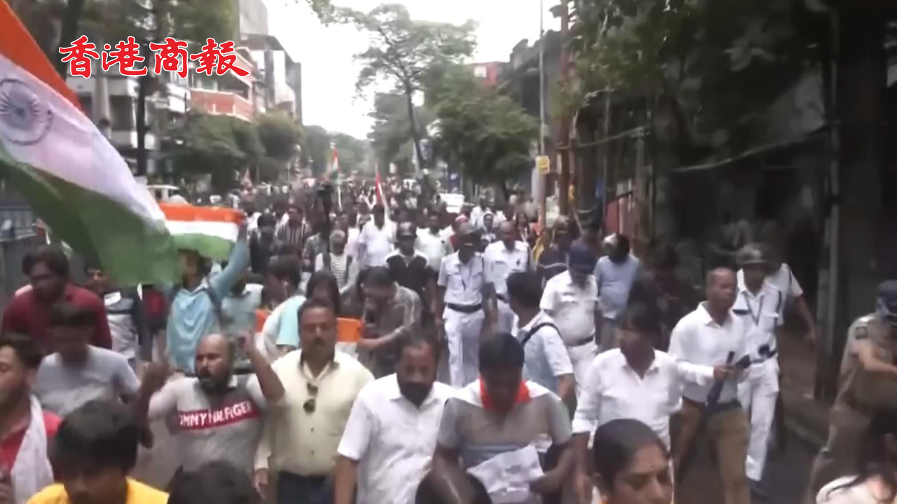 有片丨數(shù)千名印度民眾集會抗議女醫(yī)生被姦殺案 警方用高壓水槍和催淚瓦斯驅散人群