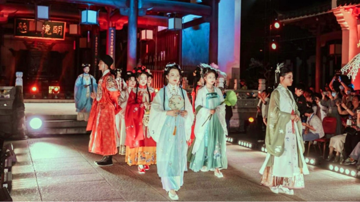 「皖美消費(fèi)新場(chǎng)景」評(píng)選   皖歙縣「徽州府衙沉浸式夜遊」獲評(píng)「大黃山」區(qū)域第一名