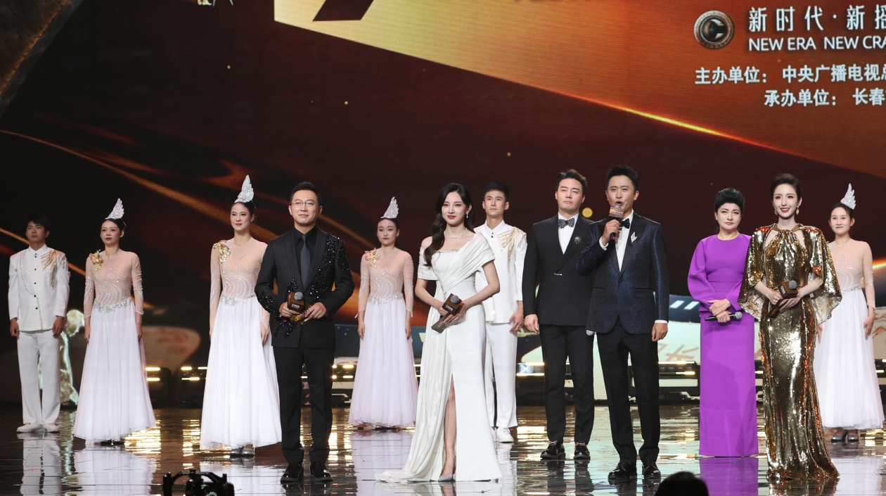 第十九屆中國(guó)長(zhǎng)春電影節(jié)開(kāi)幕式眾星雲(yún)集 共赴光影之約