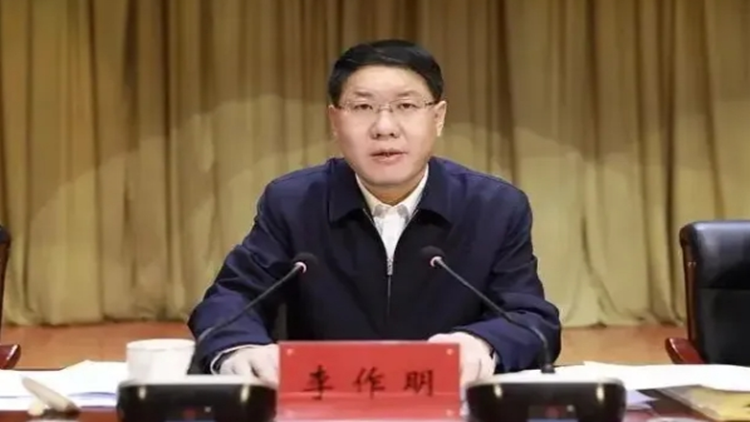 甘肅一縣委原書記被雙開：私帶違禁音像製品入境，妻兒生活奢靡