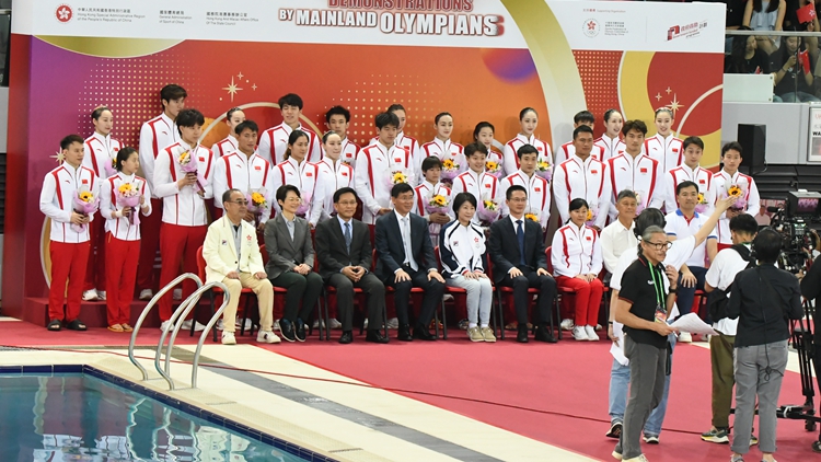 多圖｜26名金牌運(yùn)動(dòng)員維園獻(xiàn)技 全紅嬋陳芋汐上演水花消失術(shù) 郭晶晶伏明霞驚喜現(xiàn)身