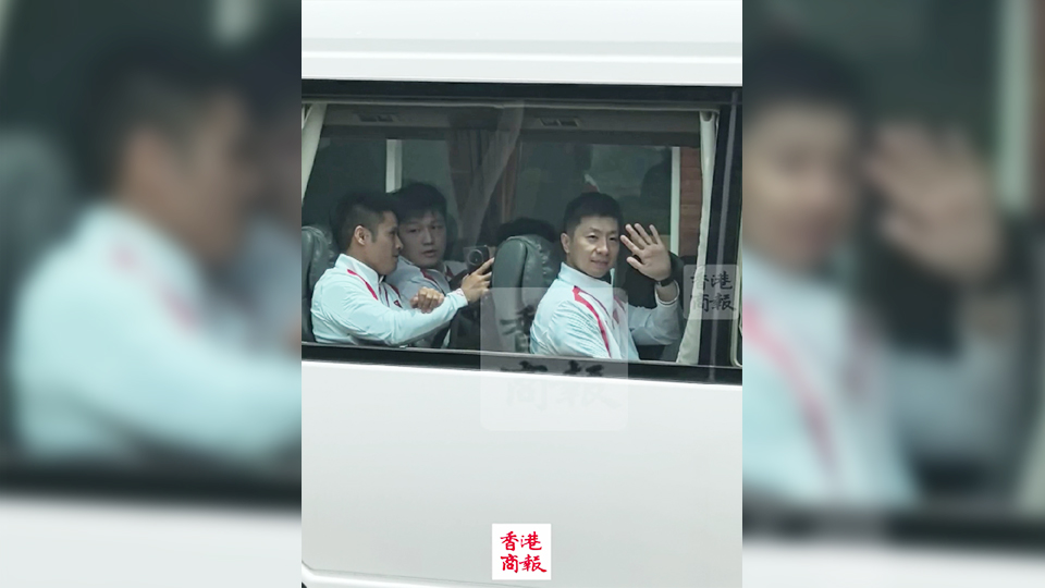 有片｜龍隊(duì)揮手和球迷說(shuō)再見(jiàn)