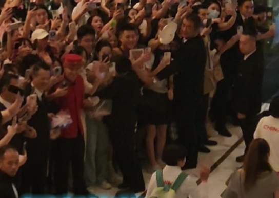 有片丨嬋寳莎莎揮手告別  全場(chǎng)轟動(dòng)