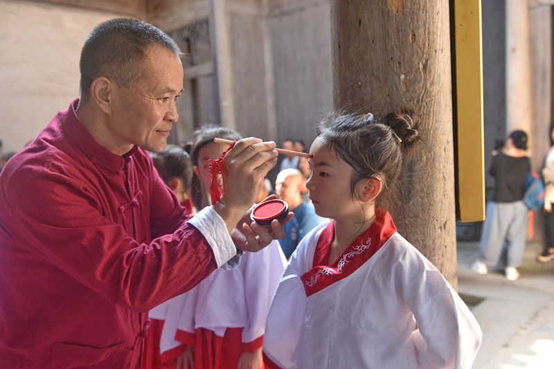 儀式感拉滿！ 皖黟縣宏村南湖書院上演「開筆禮」