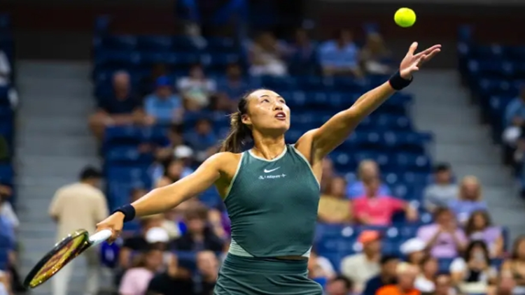 再勝維基奇！鄭欽文晉級(jí)美網(wǎng)女單八強(qiáng) 