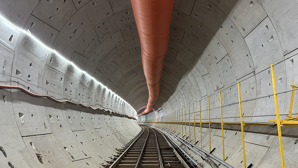 廣佛西環(huán)城際鐵路項(xiàng)目 獅山1號(hào)隧道右線貫通