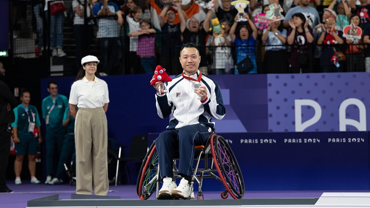 巴黎殘奧｜男羽WH2級決賽不敵日本一哥 港隊陳浩源最後探戈奪銀
