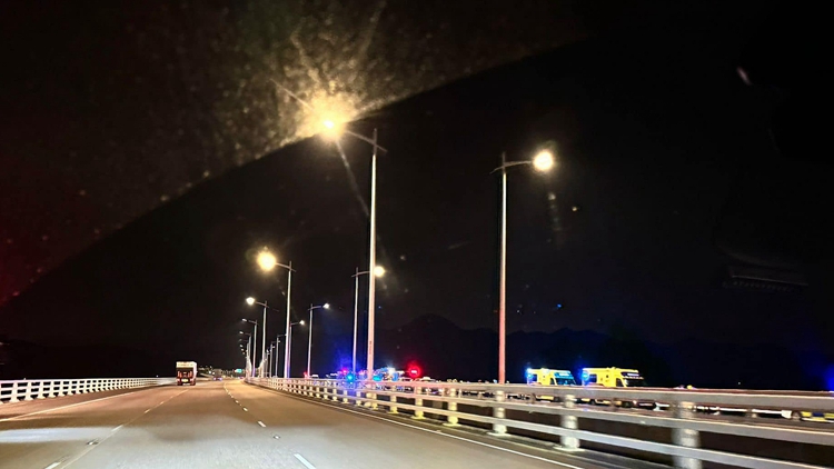 深圳灣大橋上小車墜海 海關(guān)關(guān)員傷重不治