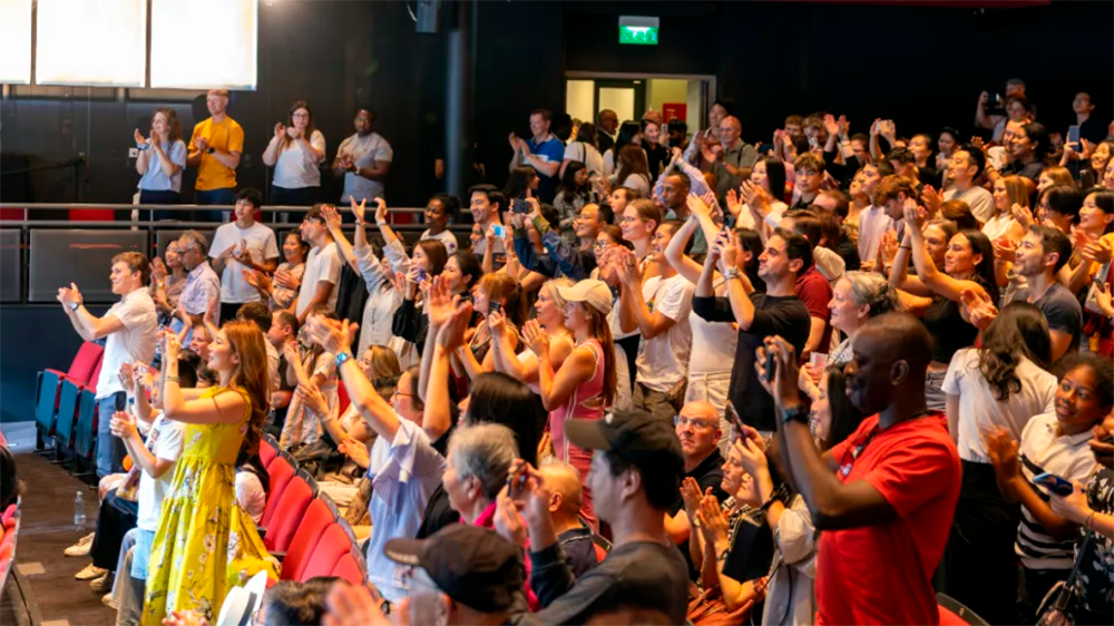 英國文化名流點(diǎn)讚《詠春》：「真的會(huì)驚艷到你！」